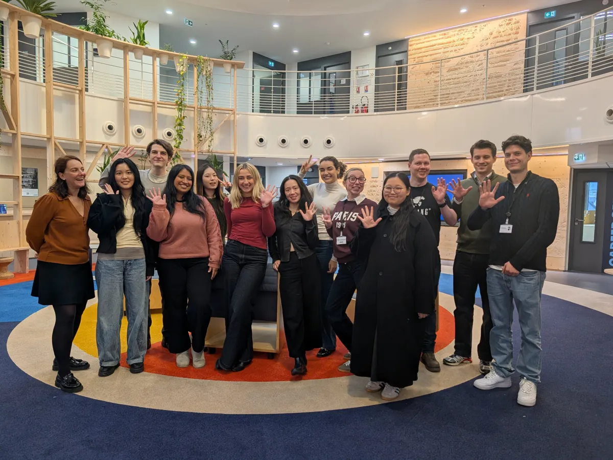 Amélie Courant avec ses étudiants de la Winter School 2026 d’Audencia